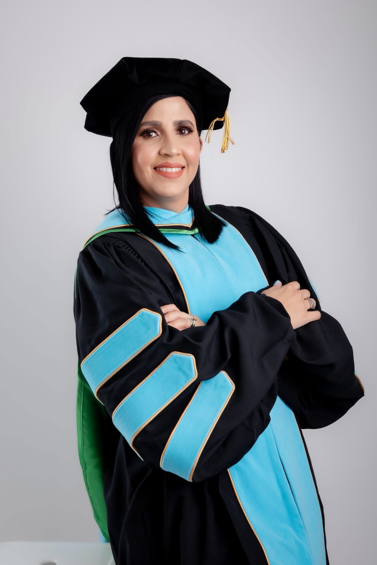 Graduanda con toga doctoral negra y azul