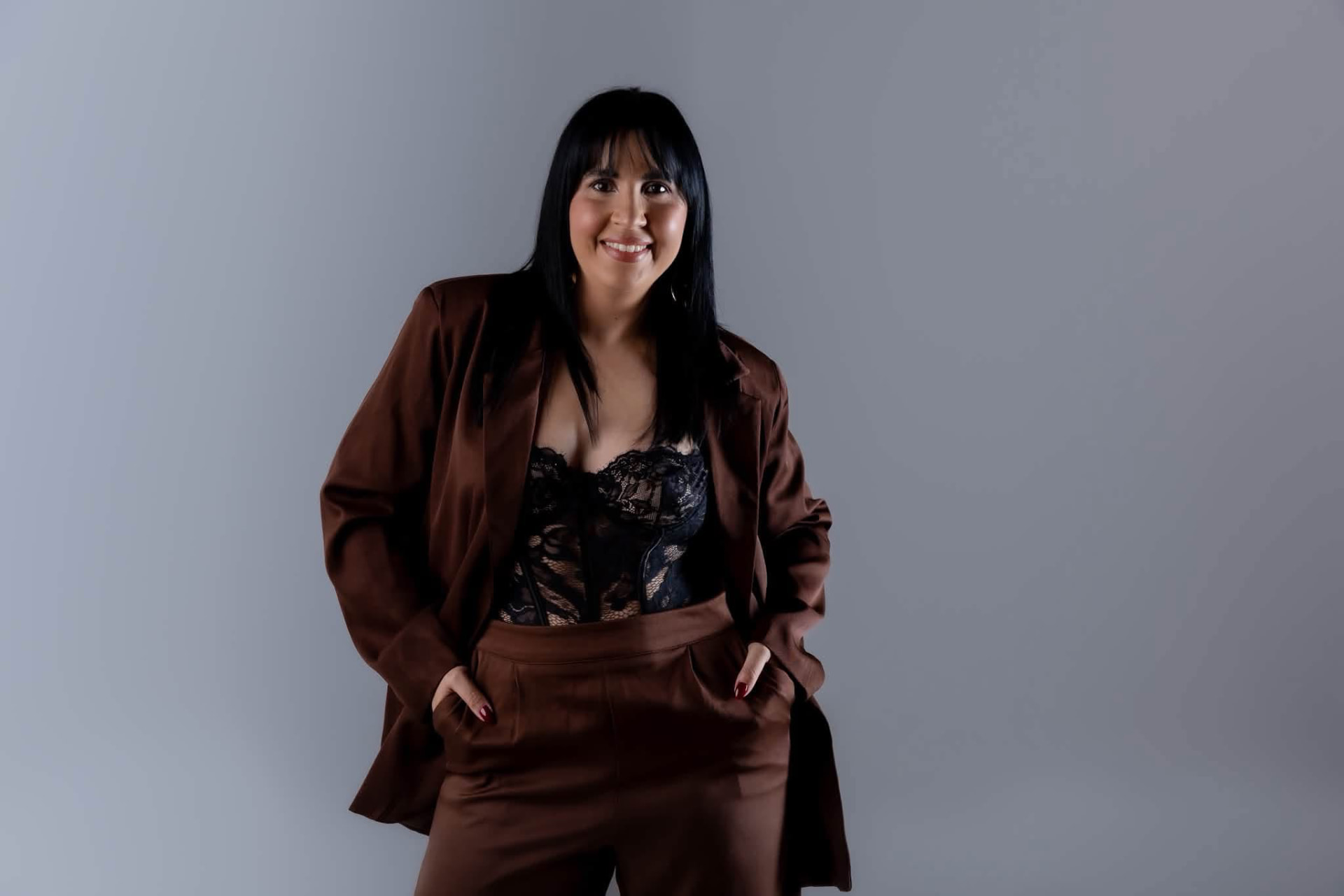 Retrato profesional de mujer con traje marrón