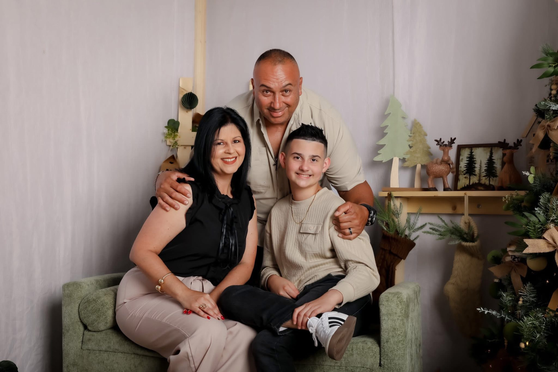 Familia de tres en set navideño