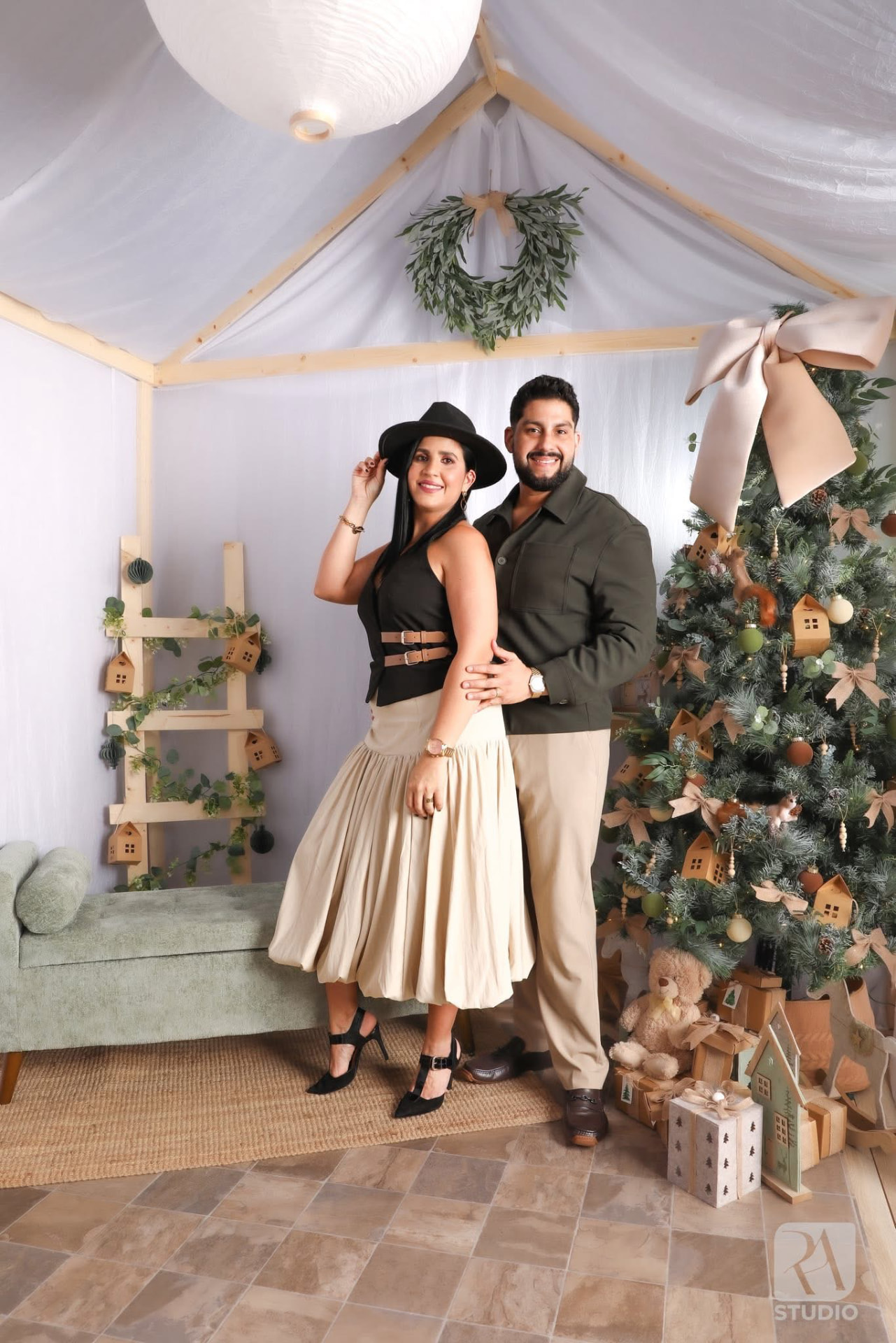 Pareja en set navideño del estudio