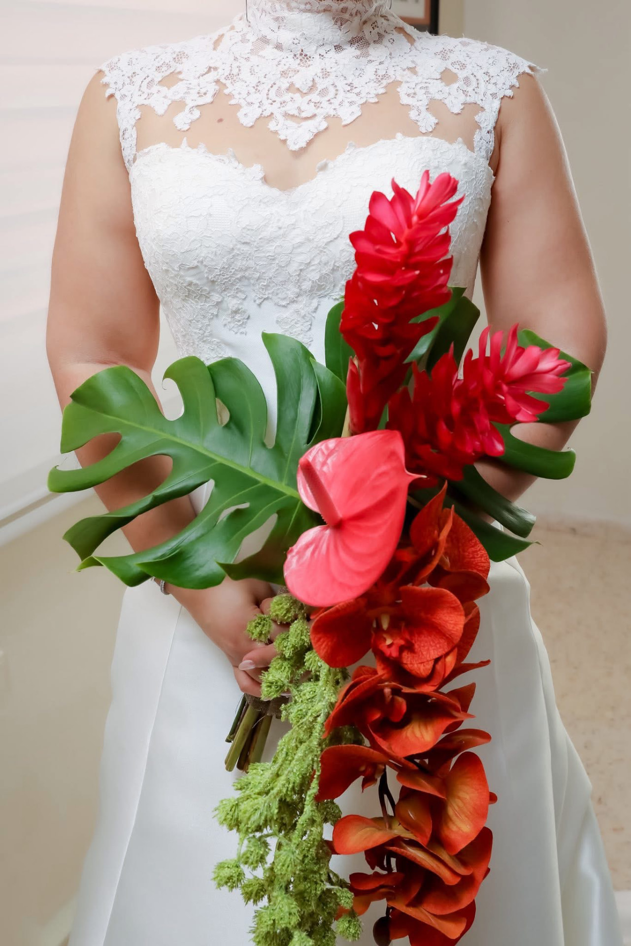 Novia con ramo tropical rojo